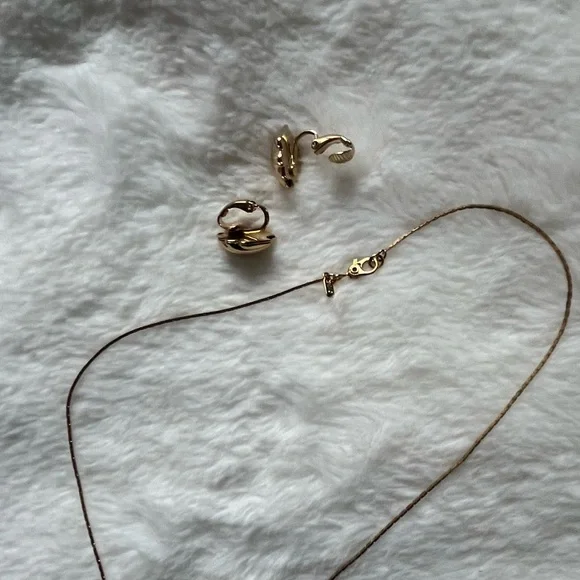 Vintage Monet Clam Gold plate Set necklace and Earrings Clip Ons - Picture 6 of 6